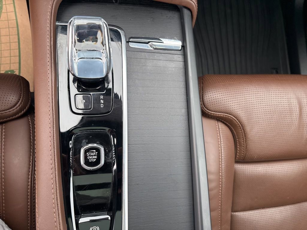 Certified 2024 Volvo XC90 T8 Ultimate w/ Protection Package Premier image 31