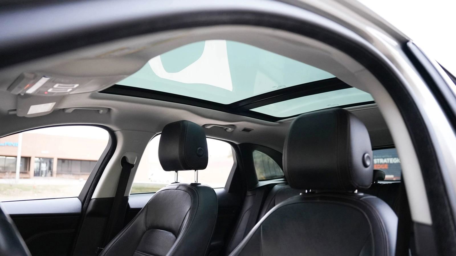 Used 2018 Jaguar F-PACE Prestige image 22