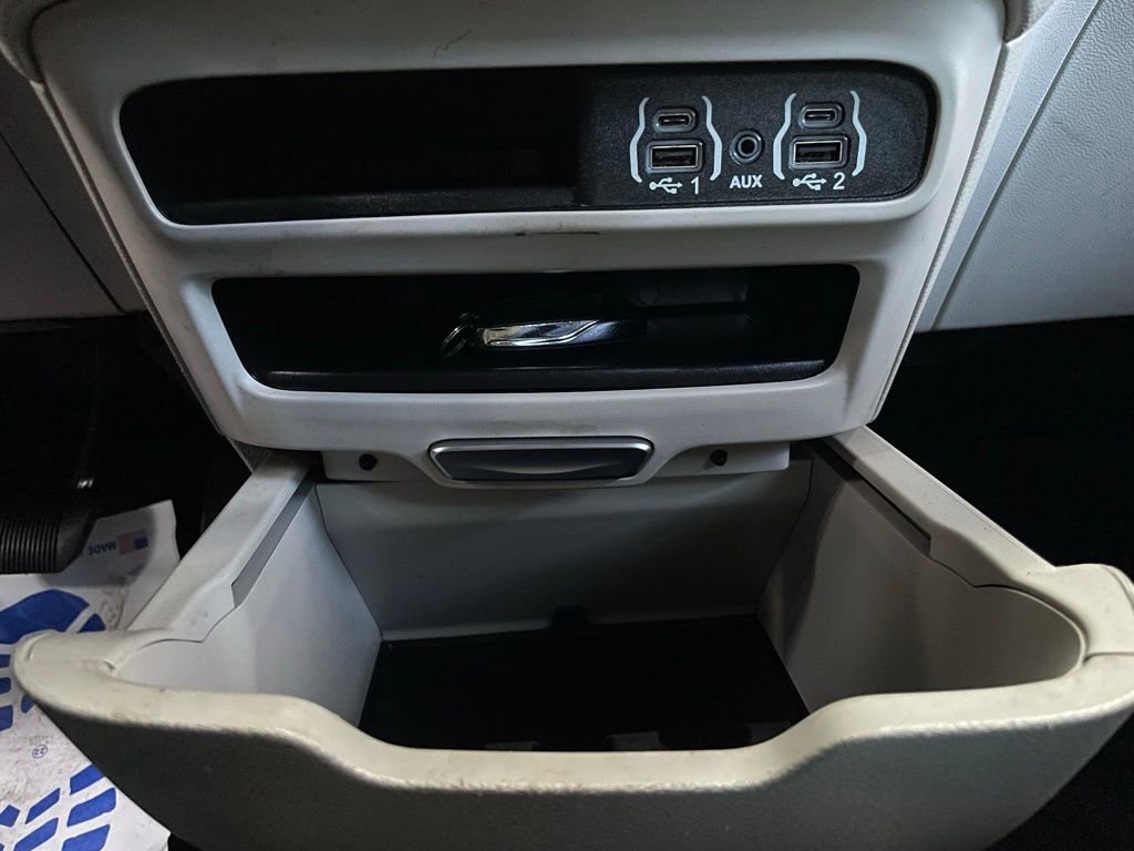 Used 2022 Chrysler Voyager LX image 30