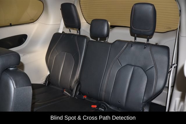 Used 2019 Chrysler Pacifica Touring-L Plus w/ Advanced Safetytec Group FWD image 17