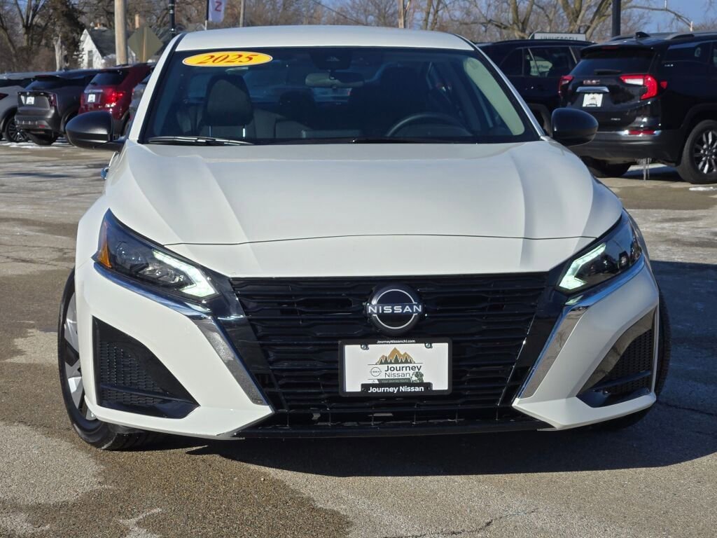 Used 2025 Nissan Altima 2.5 S FWD image 3