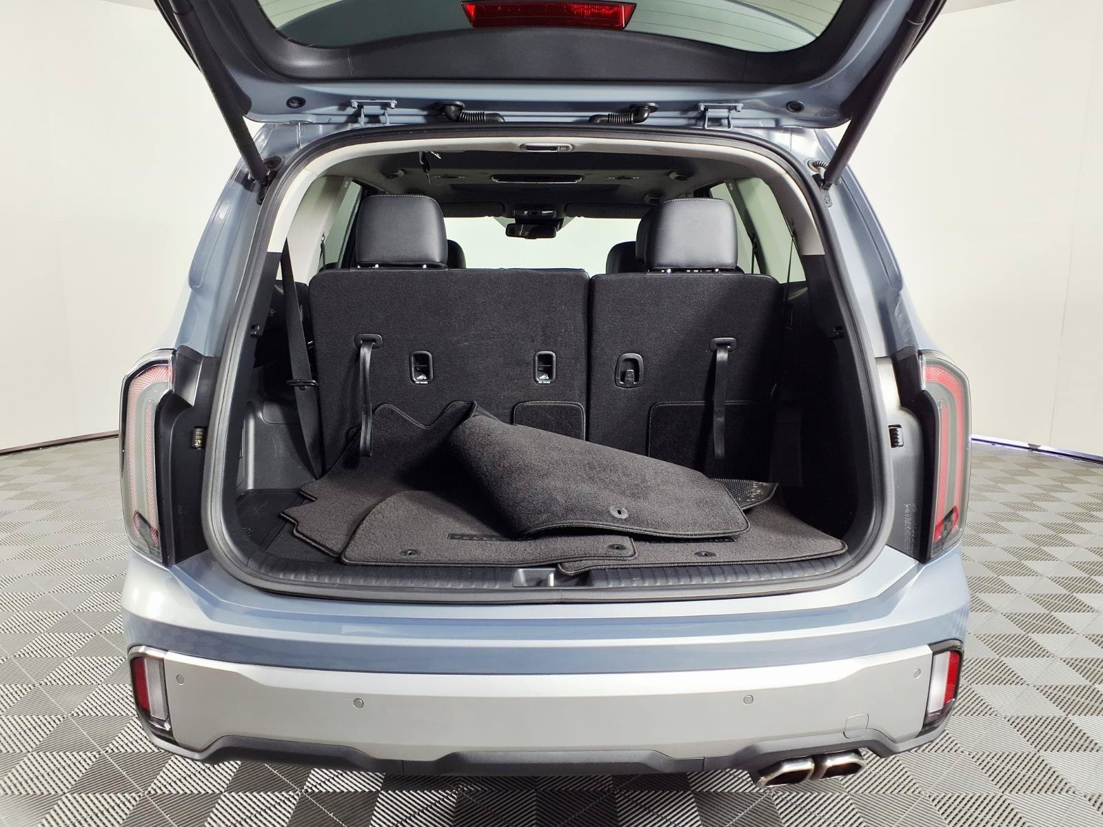 Used 2023 Kia Telluride EX w/ EX Captain's Chair Package FWD image 8