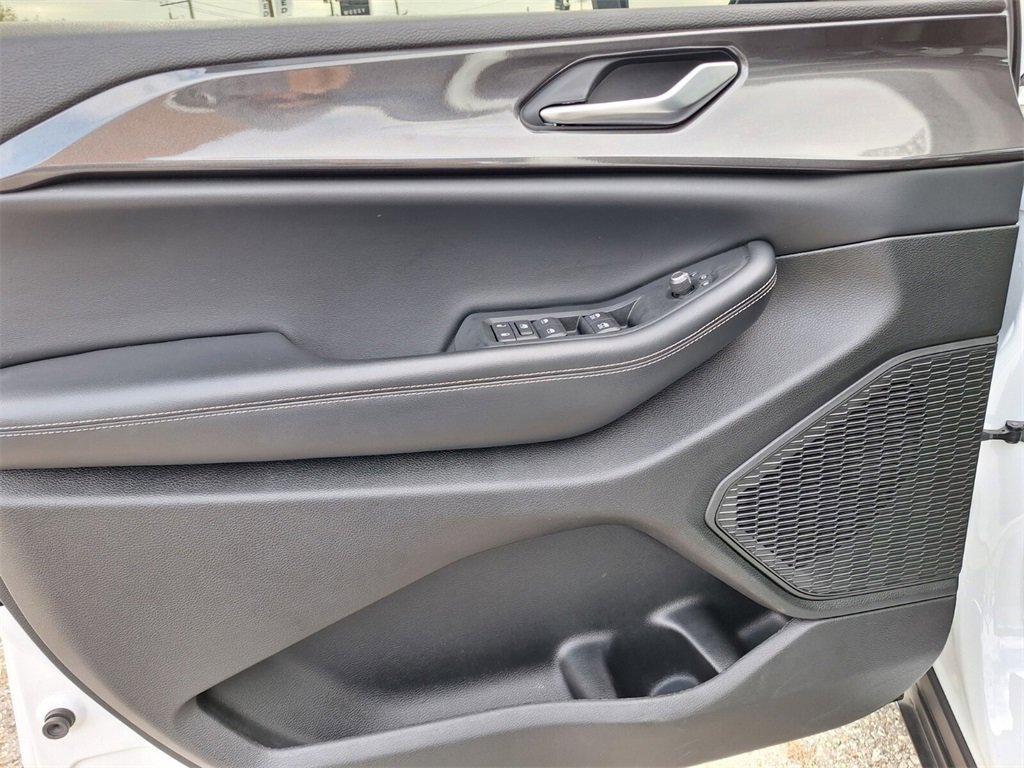 Used 2023 Jeep Grand Cherokee L Laredo image 33