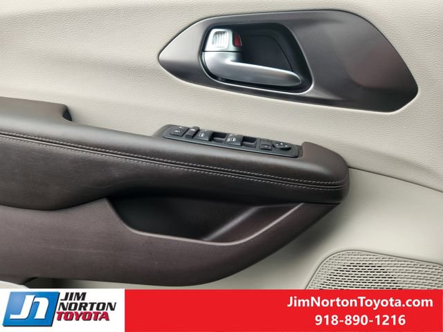 Used 2018 Chrysler Pacifica Touring-L image 23
