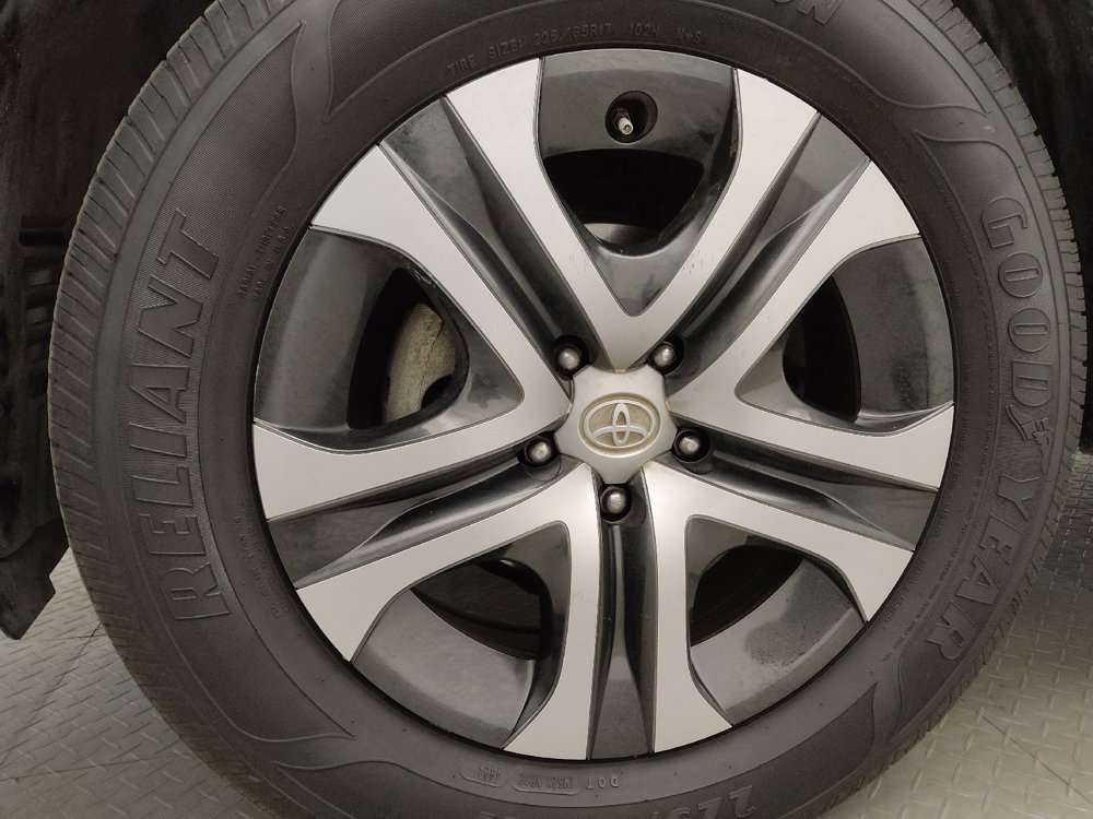 Used 2018 Toyota RAV4 LE FWD image 31