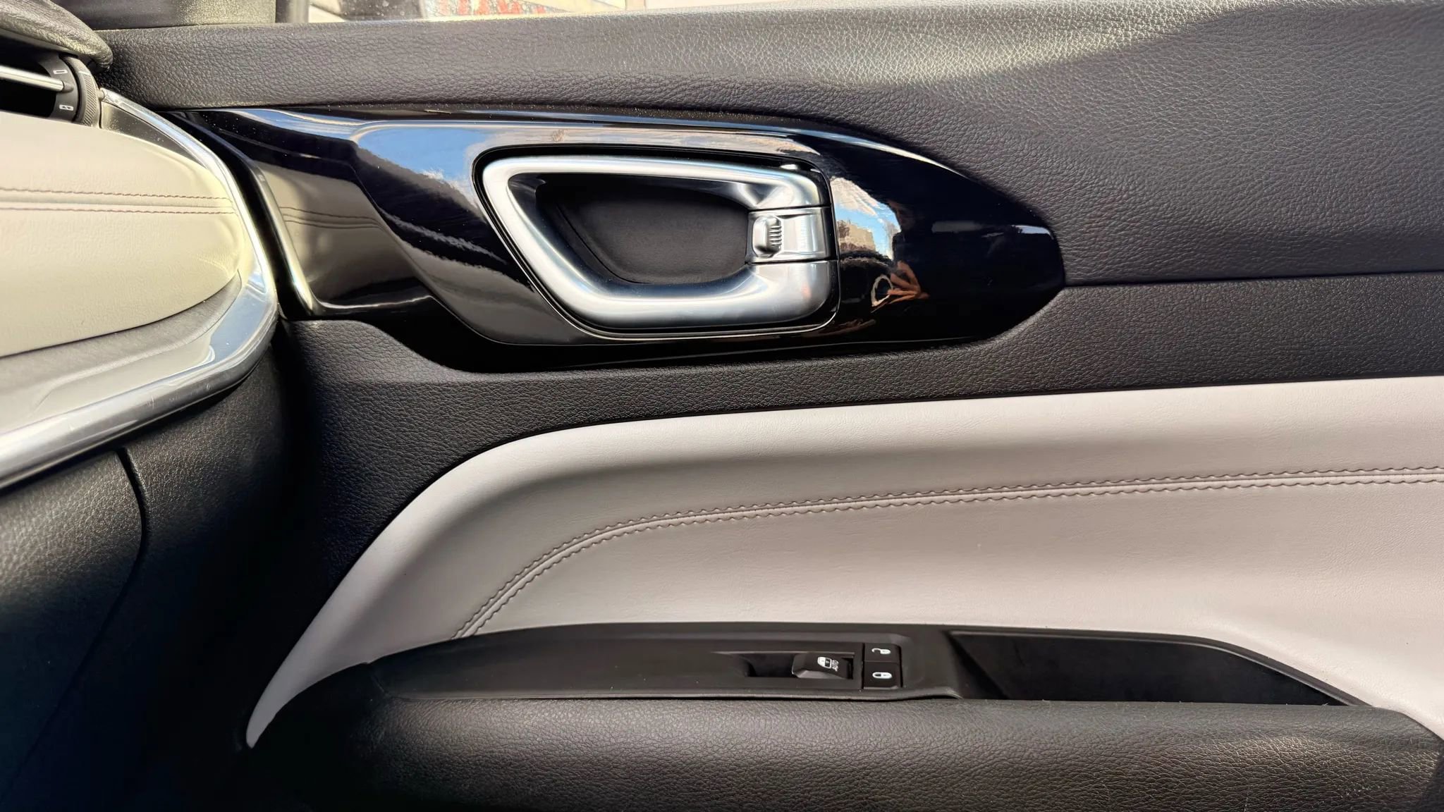 Used 2023 Jeep Compass Limited image 26