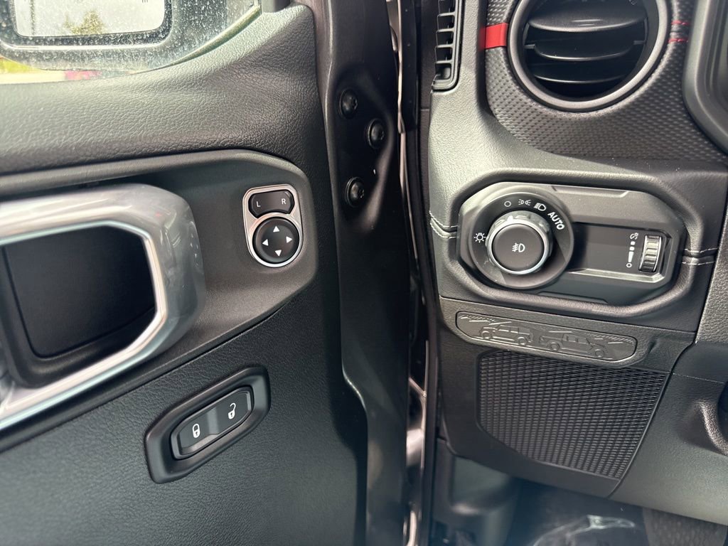 Used 2025 Jeep Wrangler Unlimited Rubicon AWD/4WD image 17