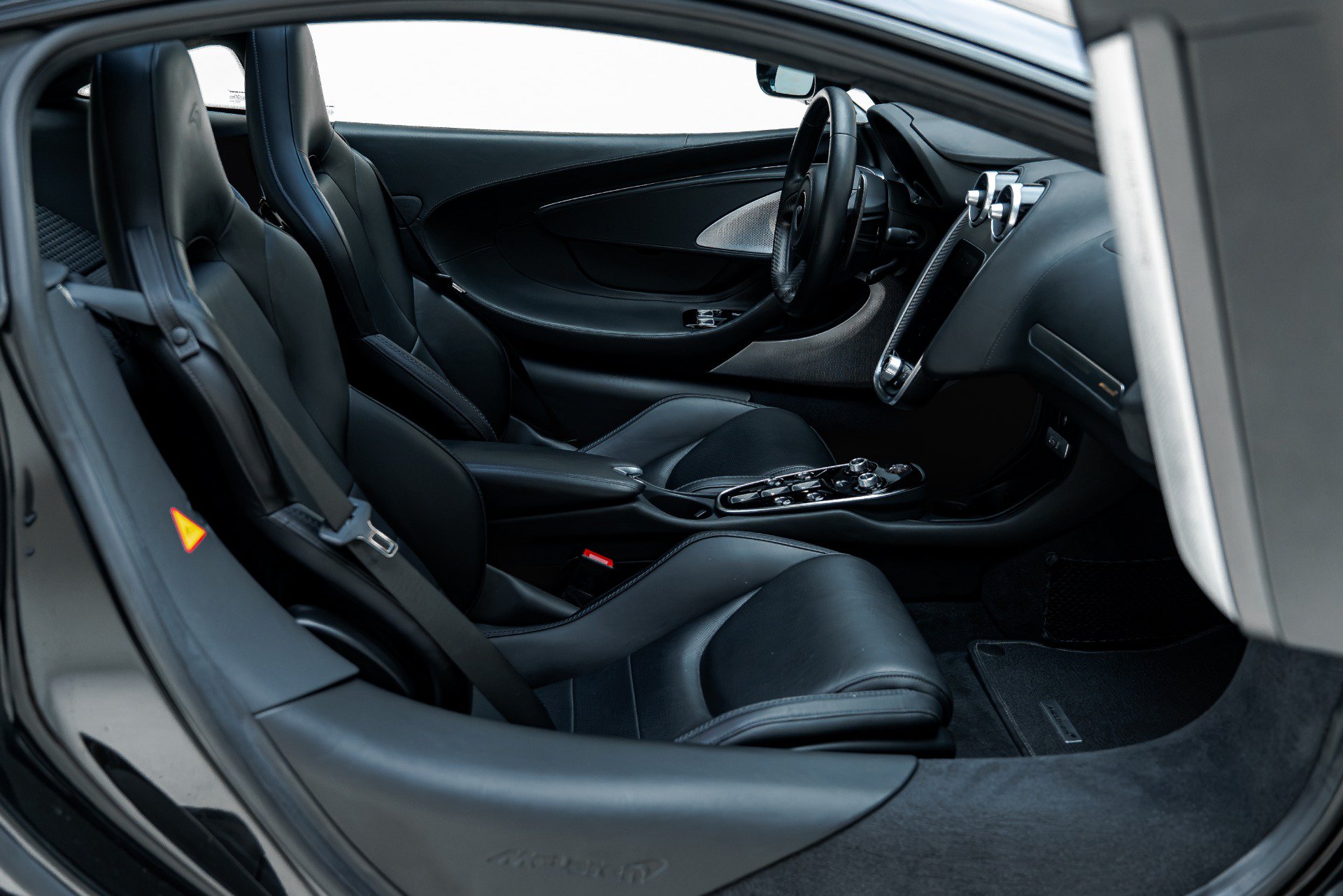 Used 2023 McLaren GT RWD image 32