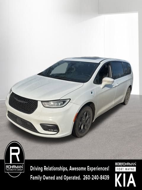 Used 2022 Chrysler Pacifica Limited w/ Uconnect Theater Family Group