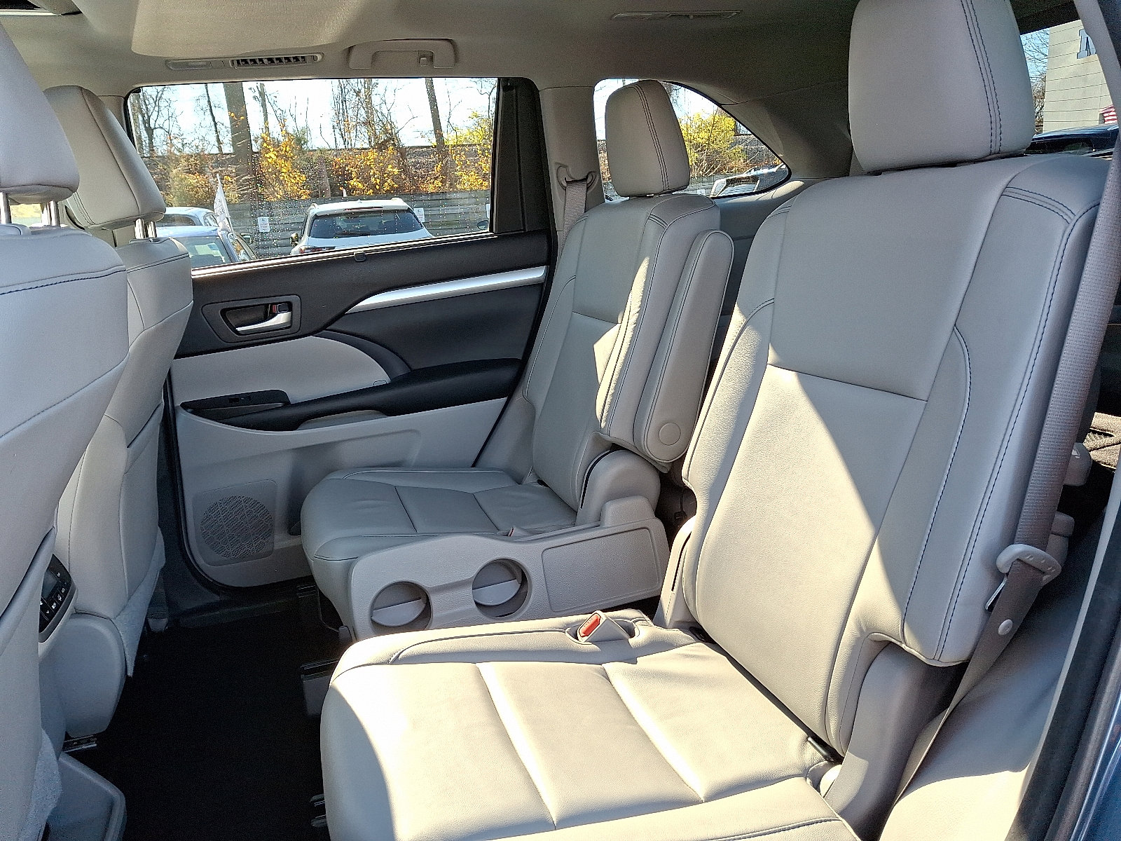 Used 2017 Toyota Highlander XLE image 8