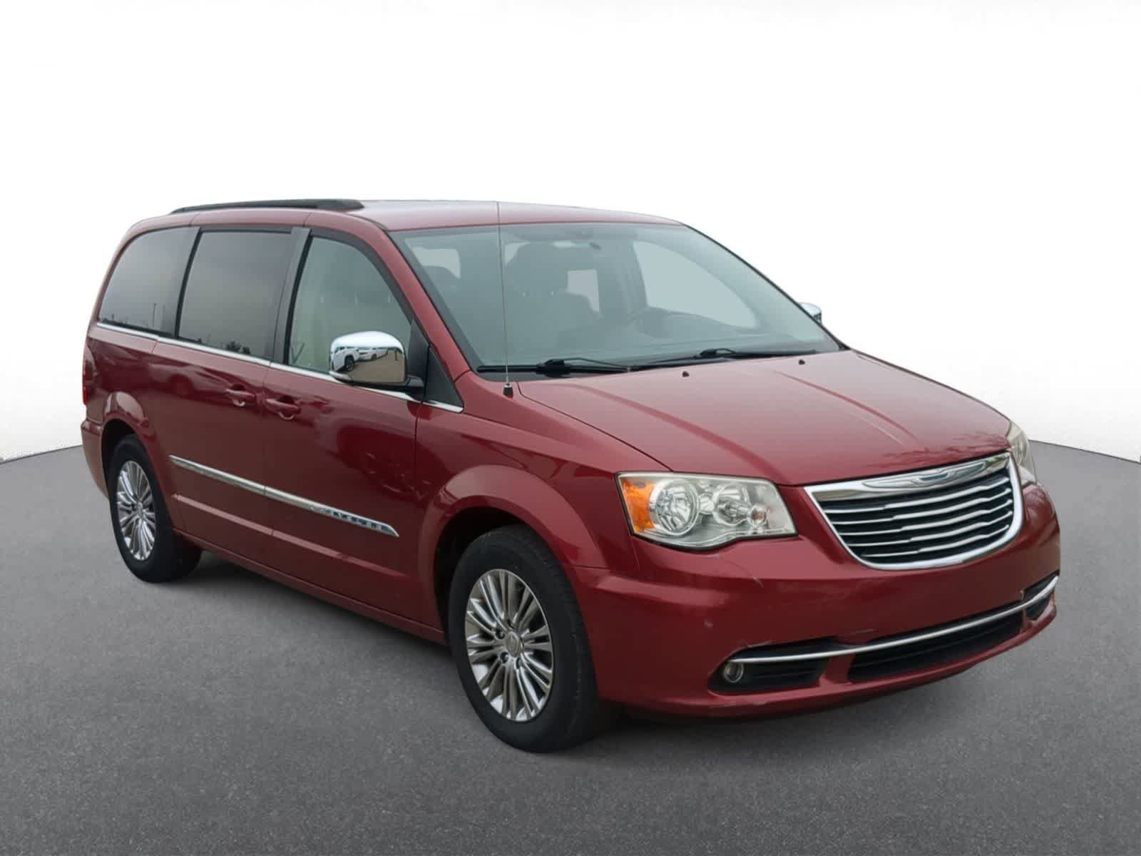Used 2013 Chrysler Town & Country Touring-L FWD image 2