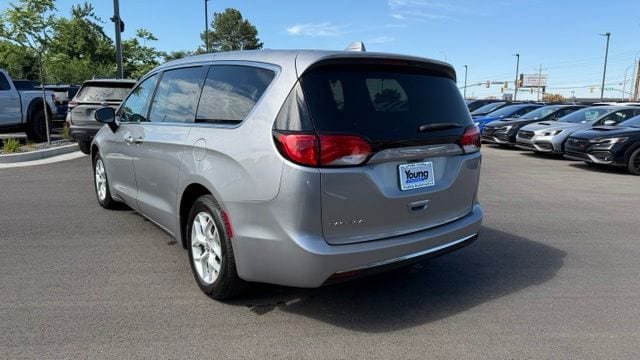 Used 2017 Chrysler Pacifica Touring Plus w/ Tire & Wheel Group FWD image 7