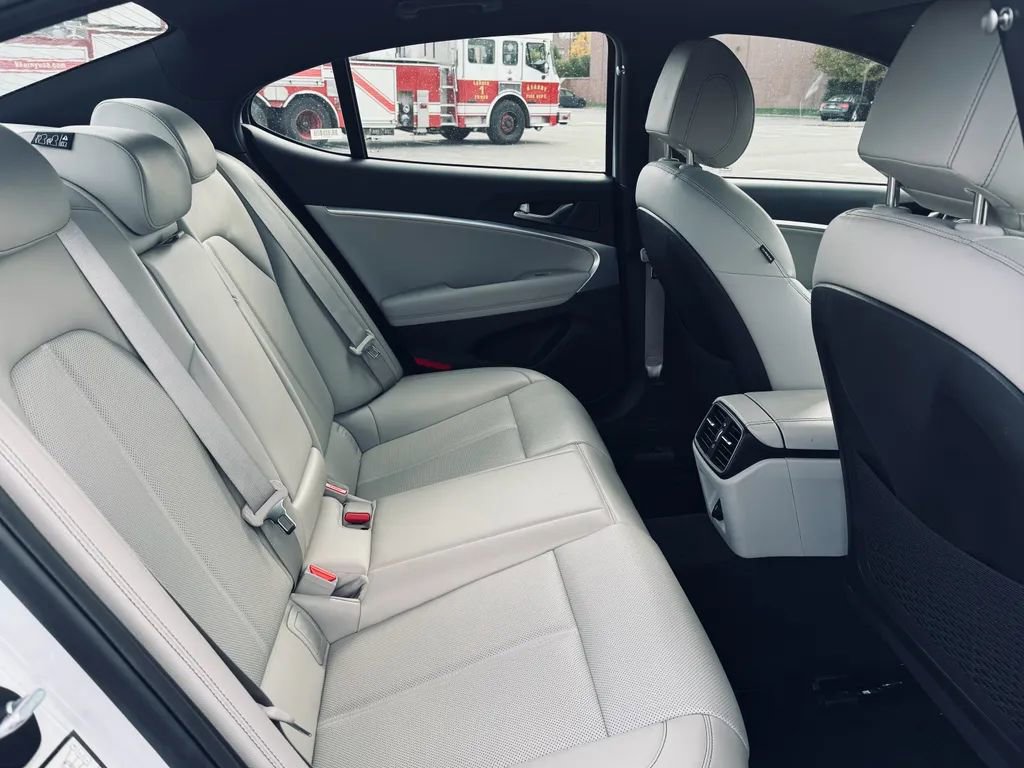 Used 2023 Genesis G70 2.0T image 26