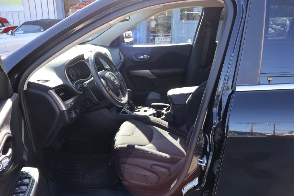 Used 2018 Jeep Cherokee Latitude FWD image 19