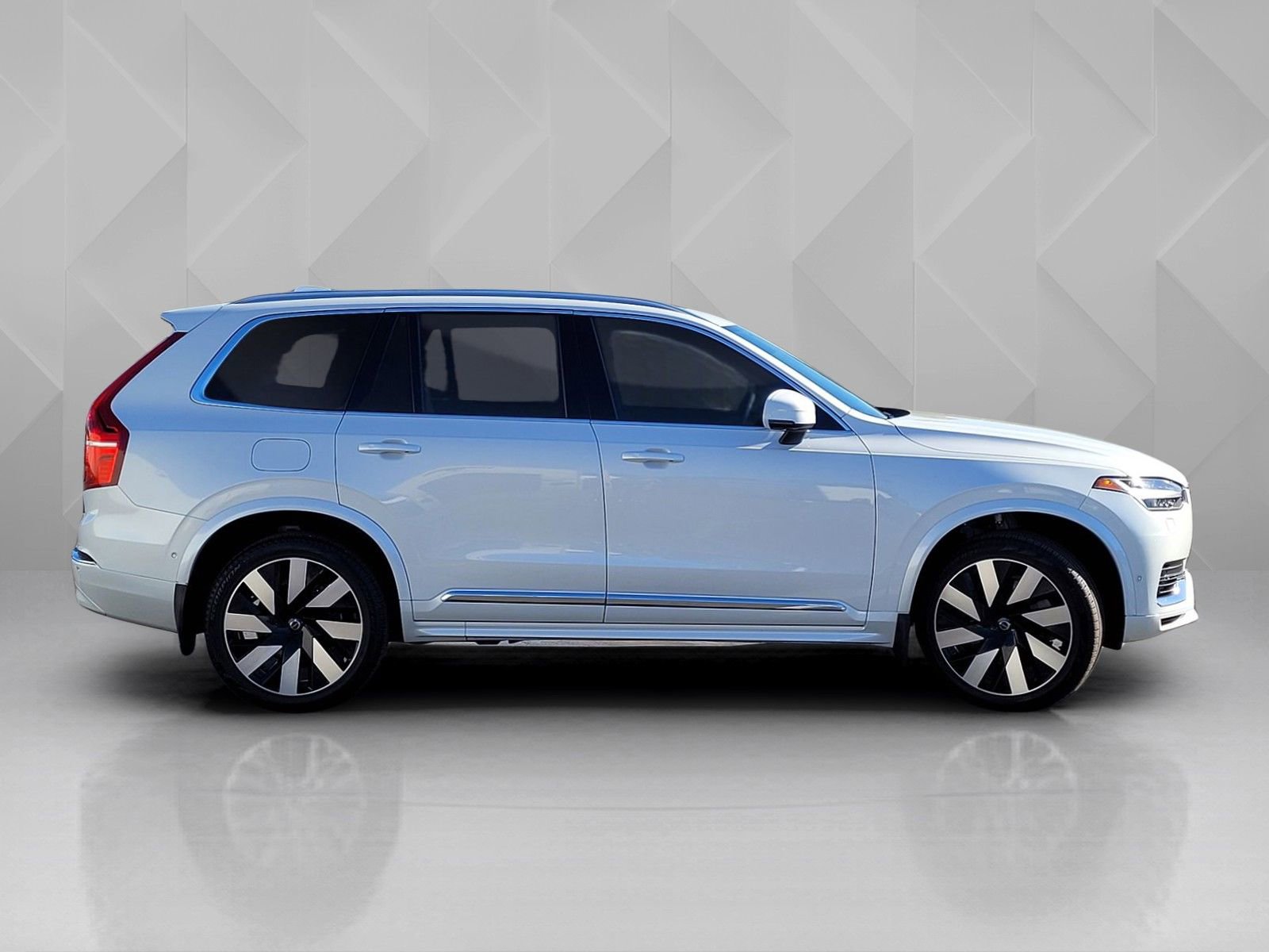 Certified 2025 Volvo XC90 T8 Plus w/ Protection Package Premier AWD/4WD image 7