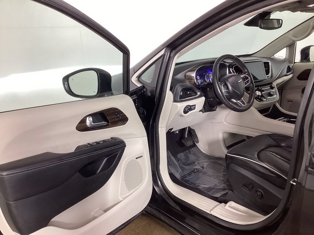 Used 2022 Chrysler Pacifica Limited FWD image 9