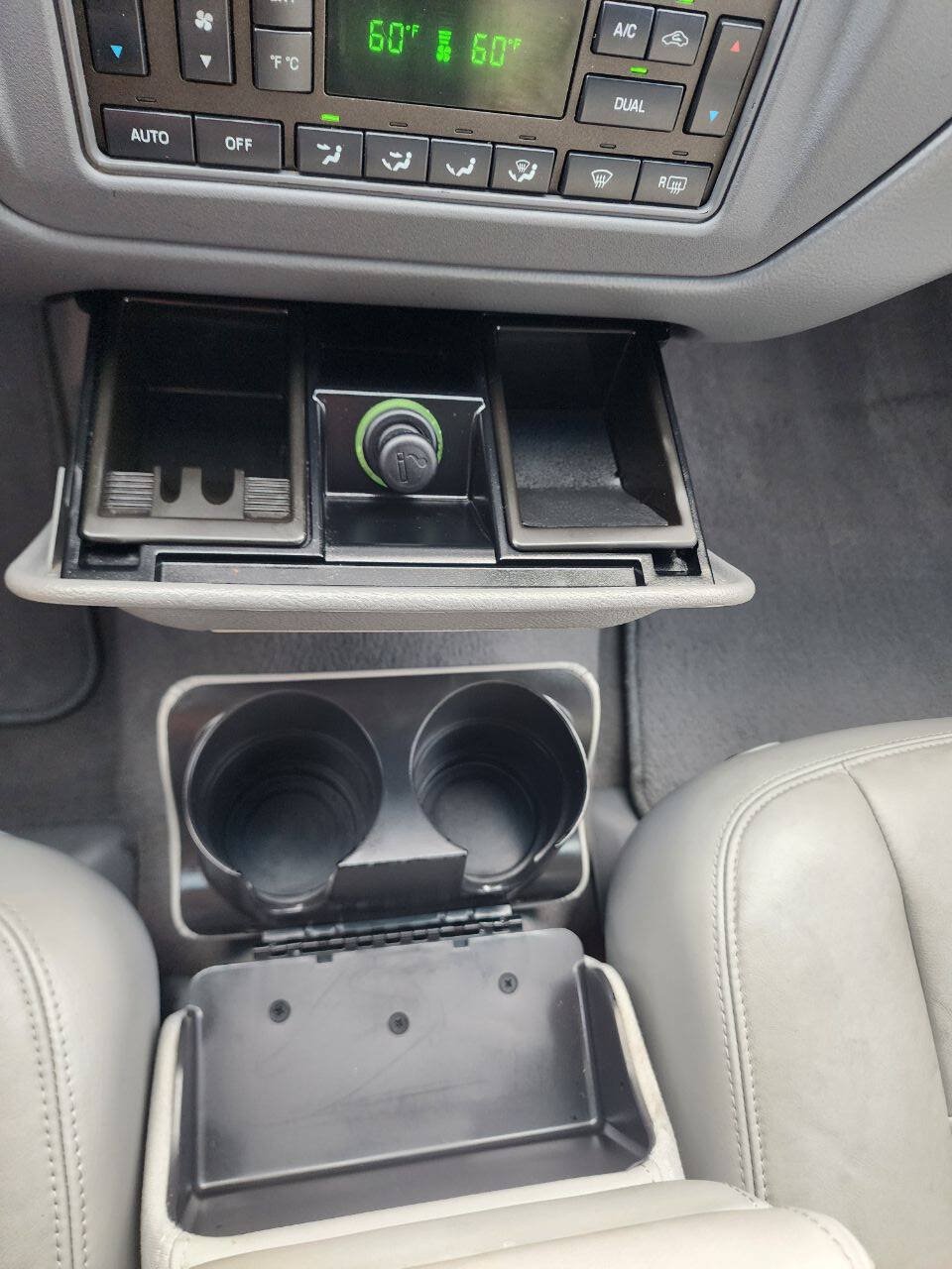 Used 2004 Lincoln Town Car Signature RWD image 39