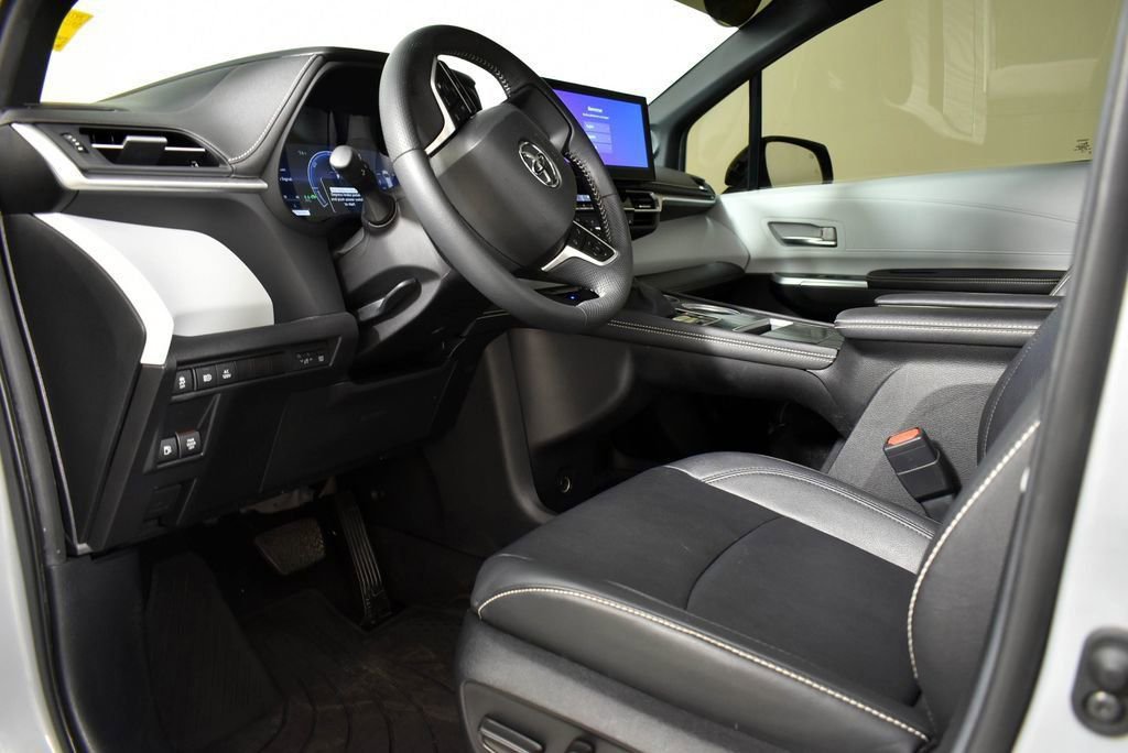 Used 2025 Toyota Sienna XSE w/ XSE Plus Package image 15