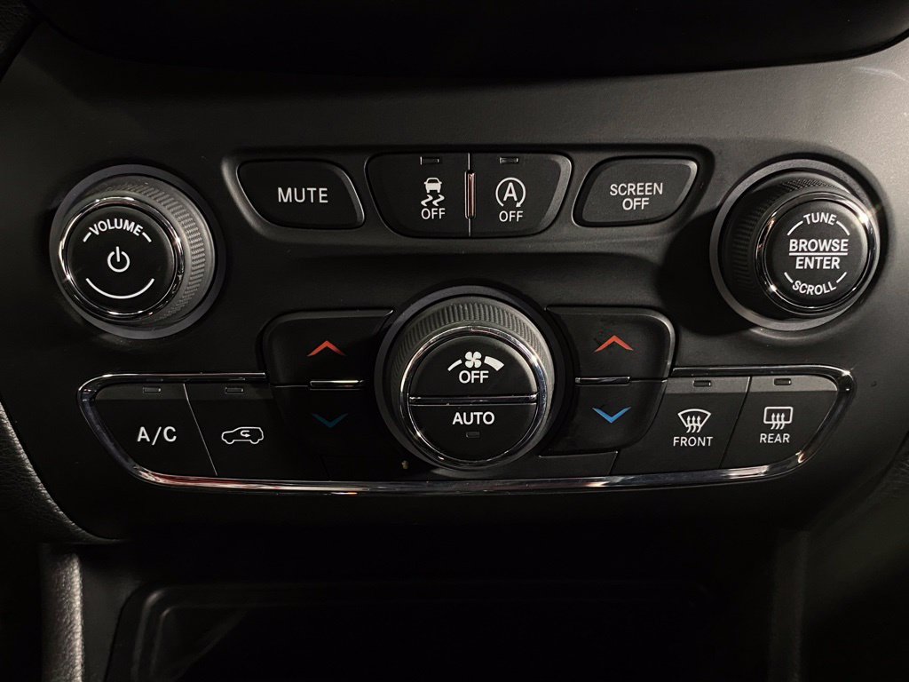 Used 2021 Jeep Cherokee Trailhawk AWD/4WD image 25