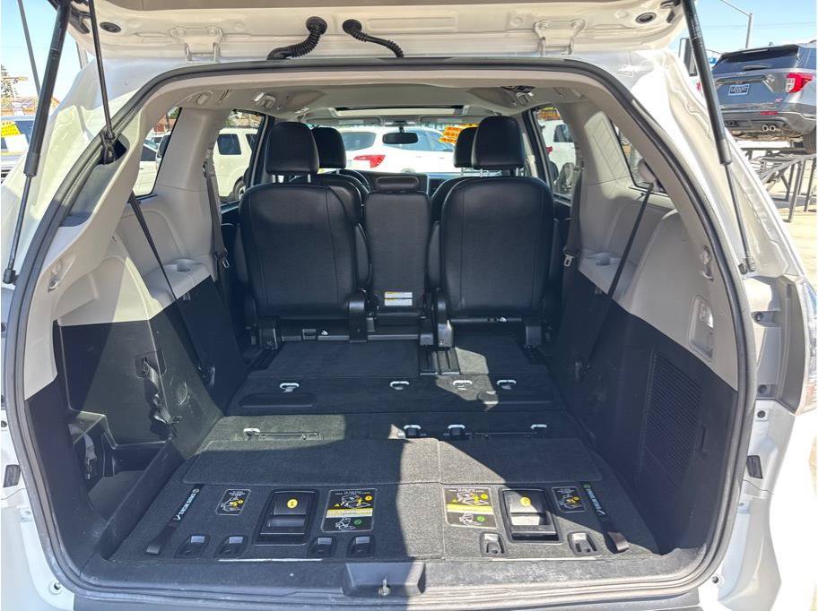 Used 2015 Toyota Sienna SE w/ SE Preferred Package FWD image 21