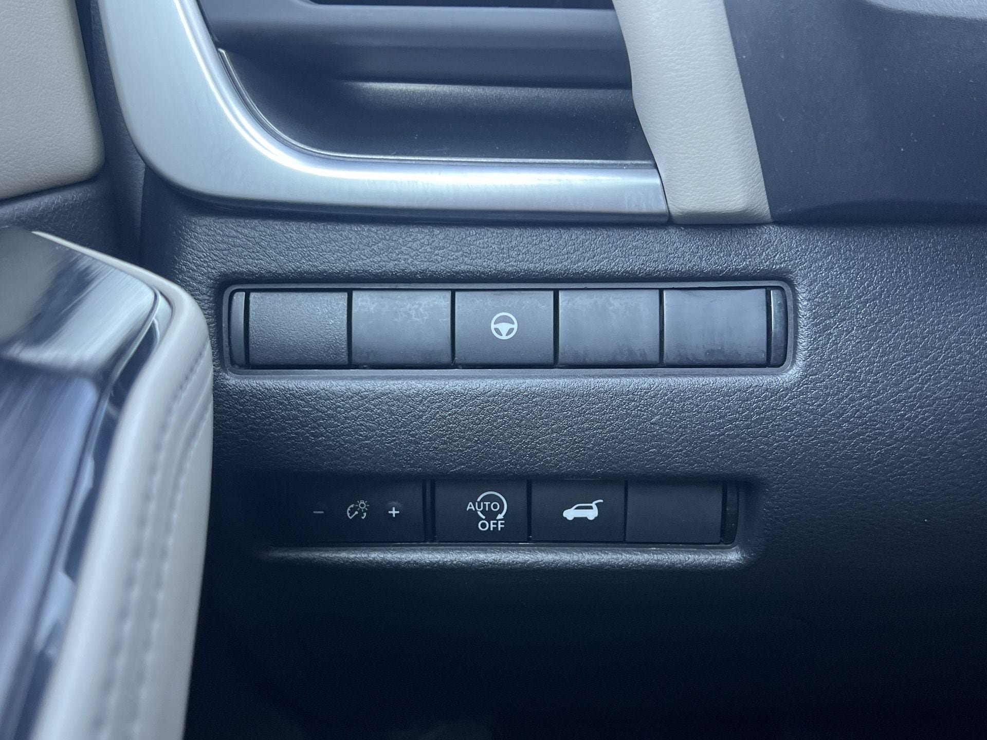 Used 2025 Nissan Rogue SV AWD/4WD image 12