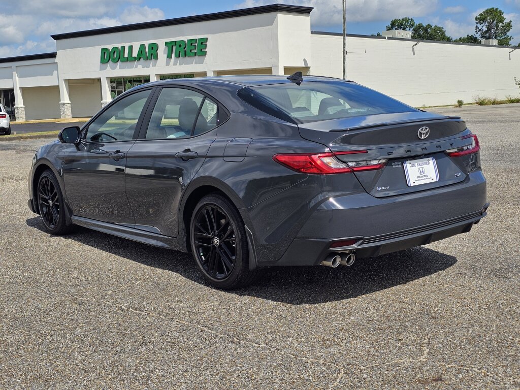 Used 2025 Toyota Camry SE w/ Convenience Package FWD image 13