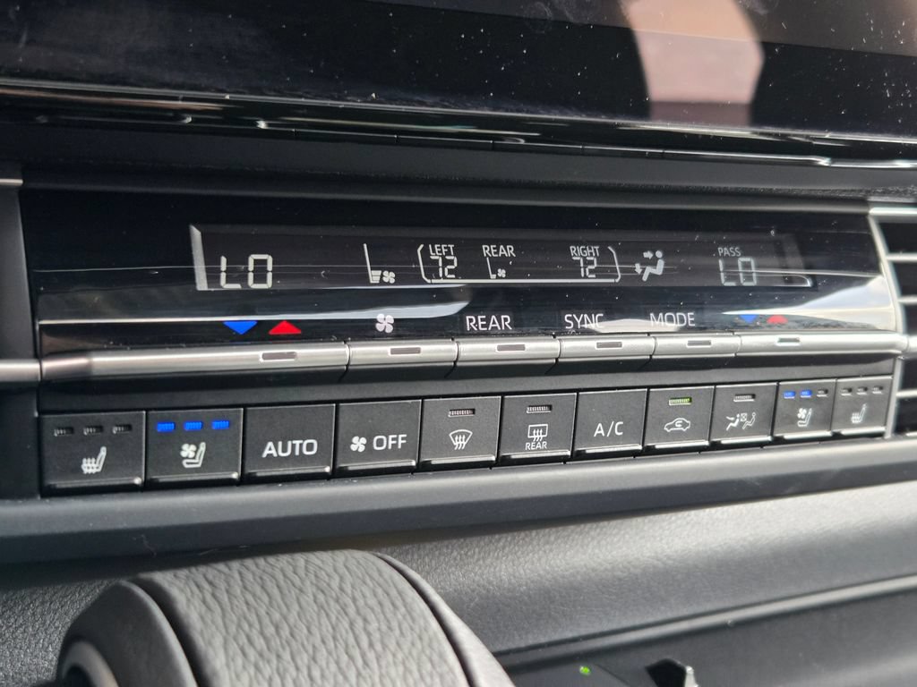 Used 2025 Toyota Sienna Platinum AWD/4WD image 19