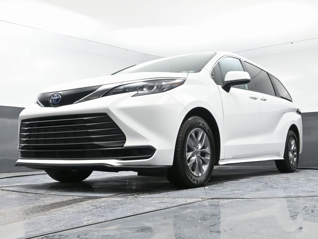 Used 2024 Toyota Sienna LE image 49