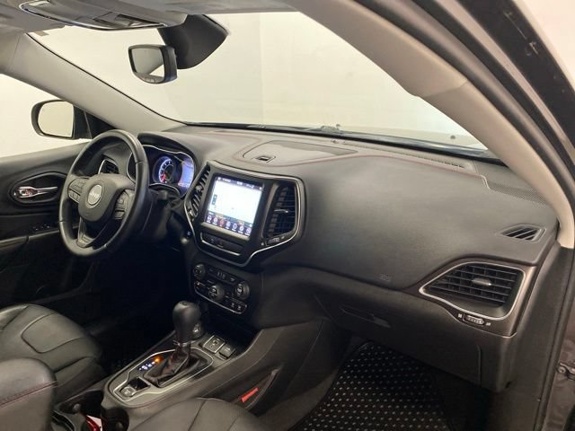 Used 2019 Jeep Cherokee Trailhawk AWD/4WD image 25