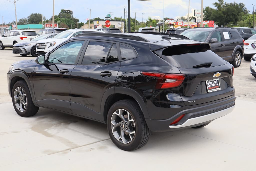 Used 2025 Chevrolet Trax LT FWD image 7