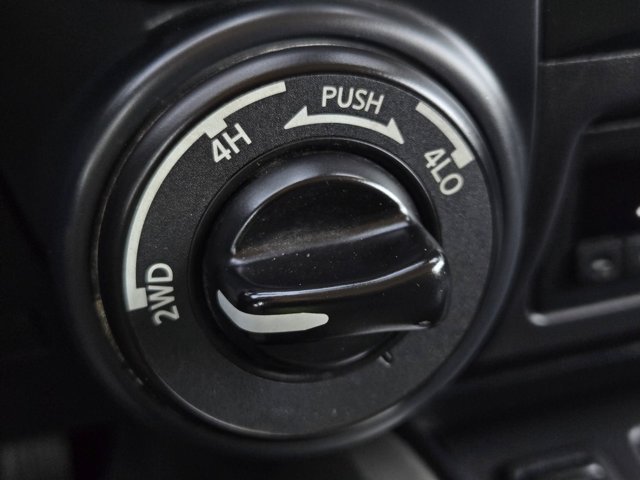 Used 2022 Nissan Titan SV w/ SV Convenience Package AWD/4WD image 24