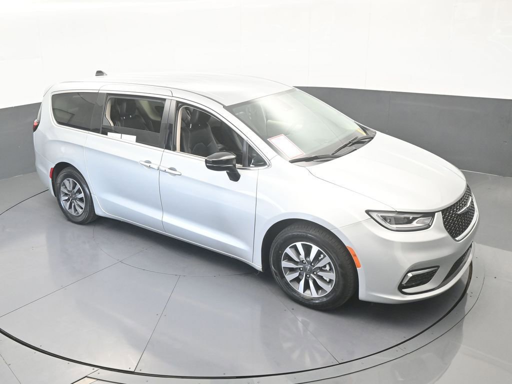 Used 2024 Chrysler Pacifica Select image 58