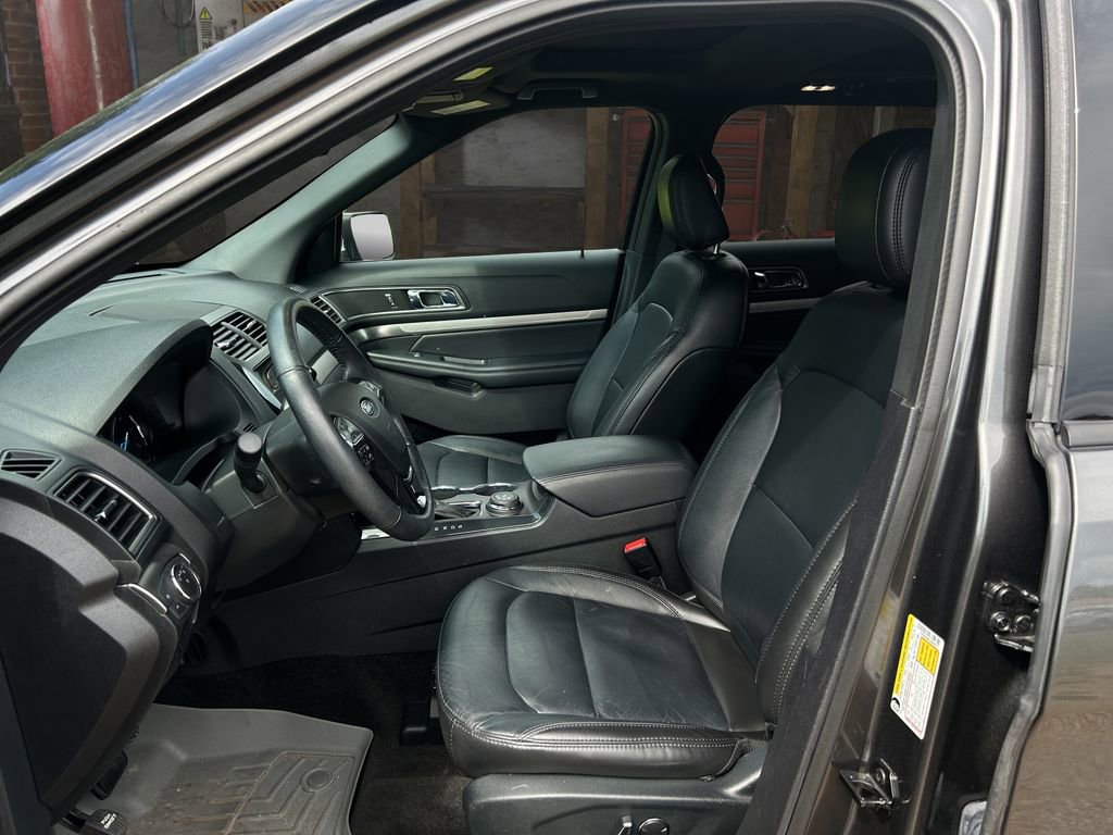 Used 2018 Ford Explorer XLT w/ Equipment Group 202A AWD/4WD image 19