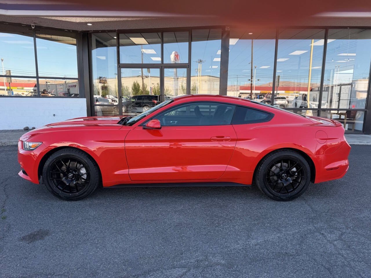Used 2015 Ford Mustang Coupe RWD image 3