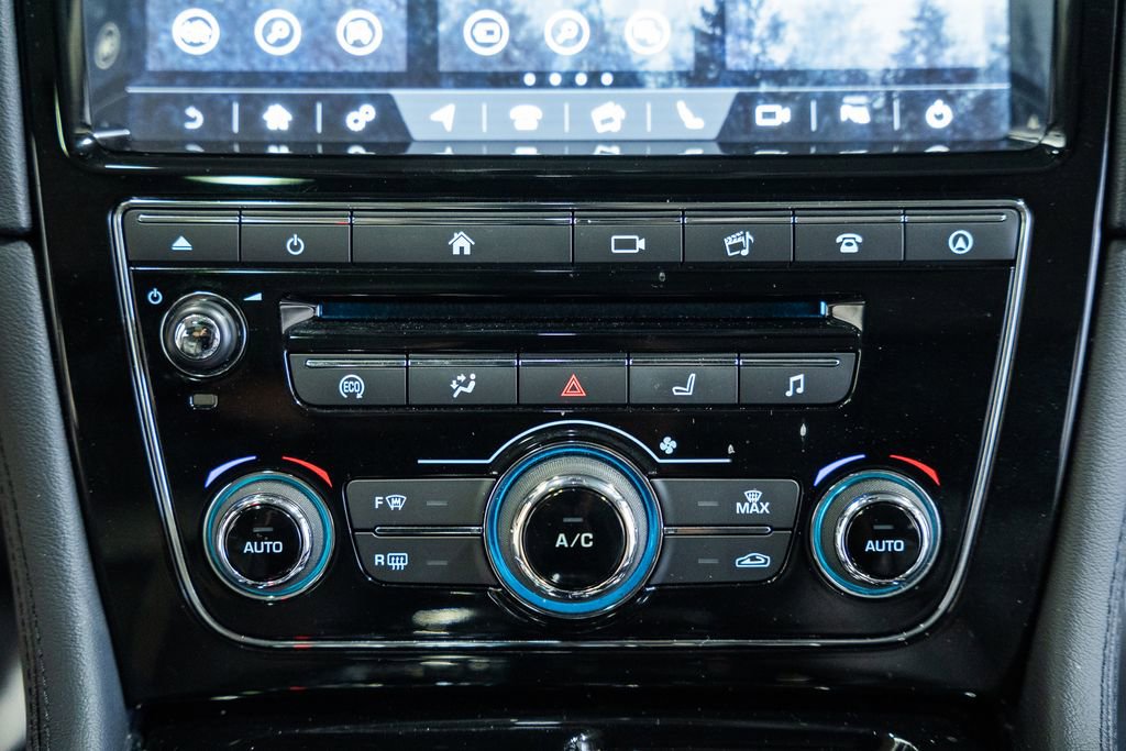 Used 2019 Jaguar XJ R-Sport image 31