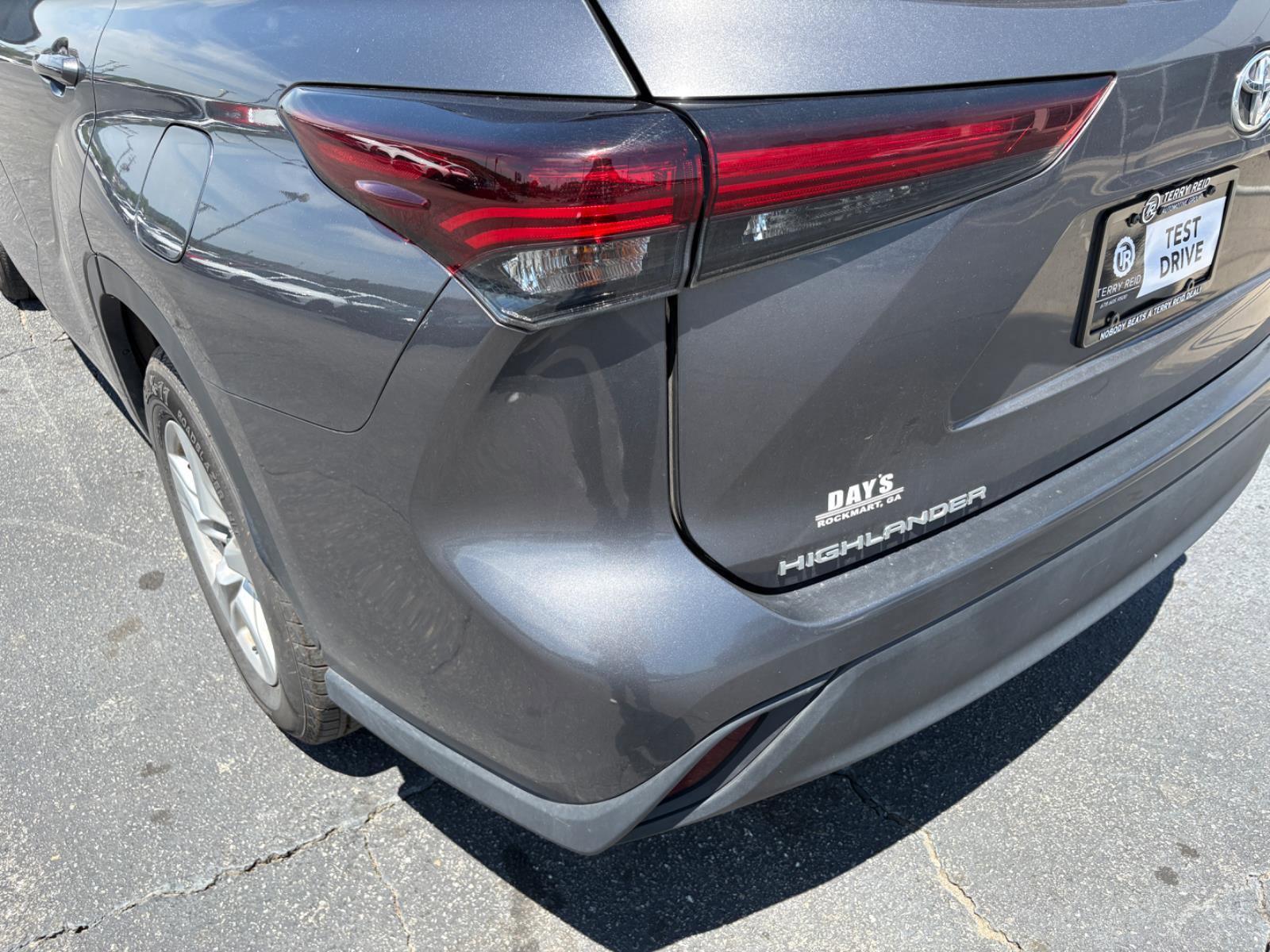 Used 2024 Toyota Highlander LE FWD image 8
