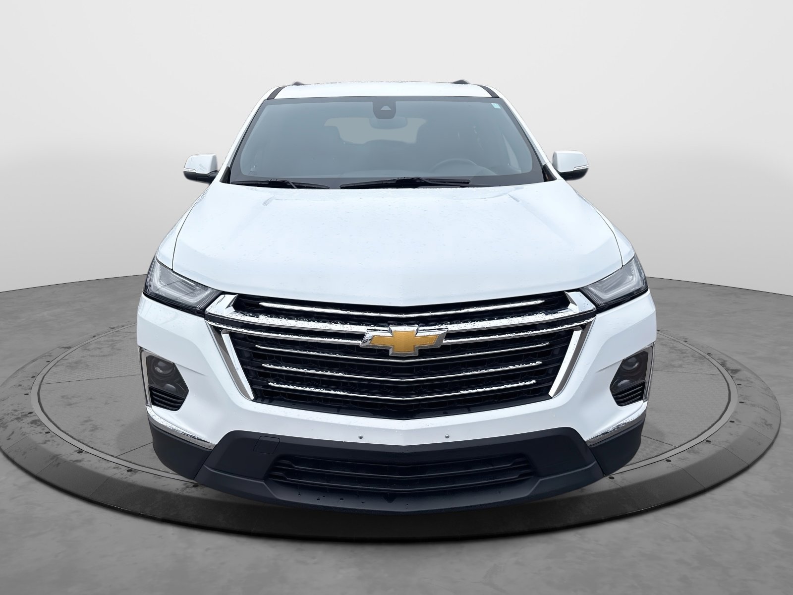 Used 2023 Chevrolet Traverse LT image 2