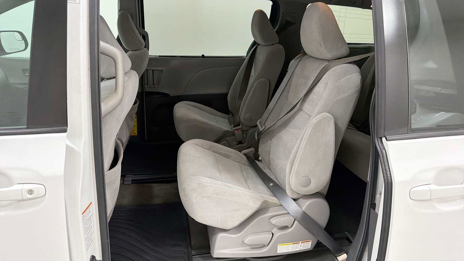 Used 2015 Toyota Sienna LE FWD image 23