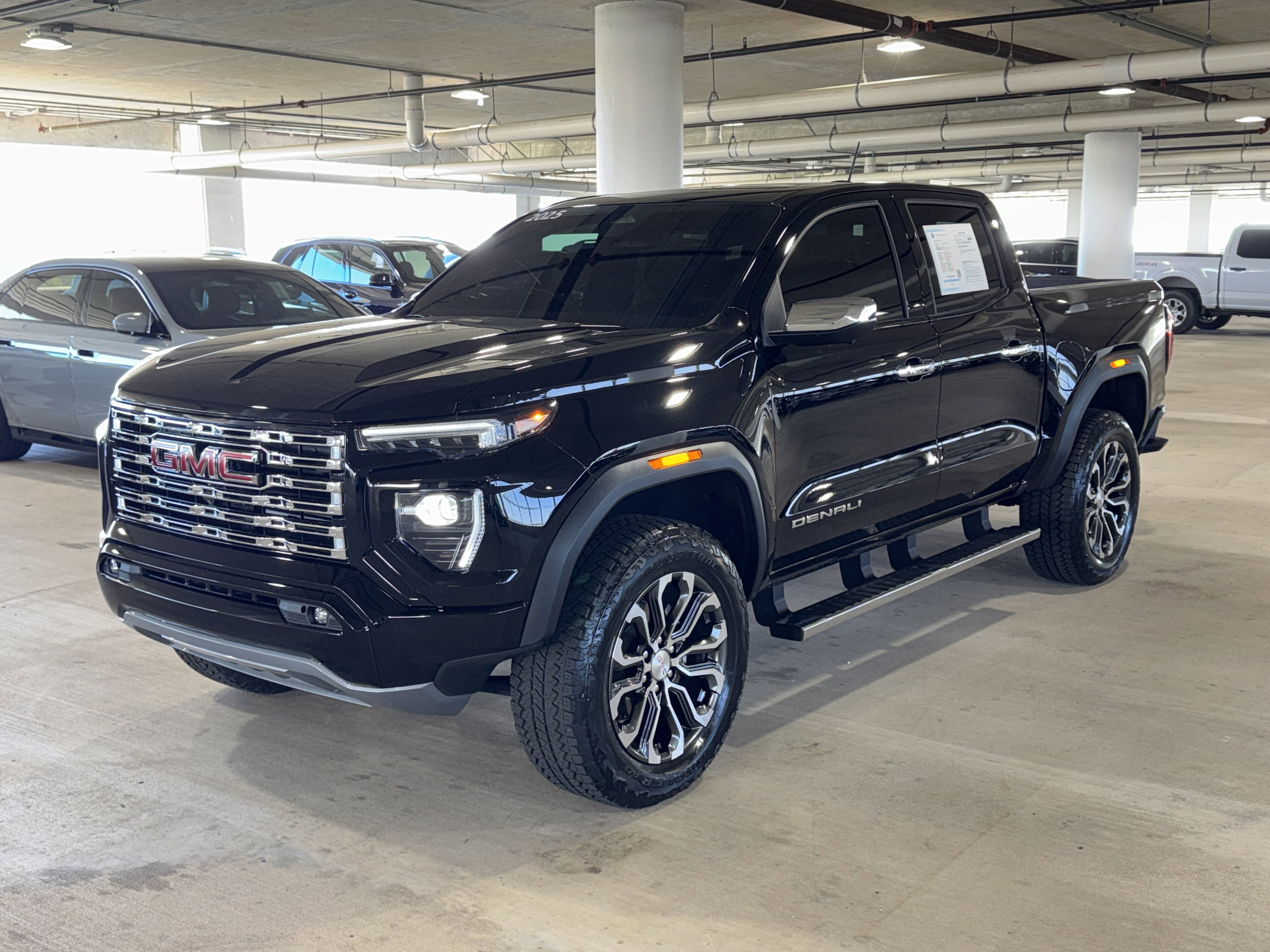 Used 2025 GMC Canyon Denali image 4