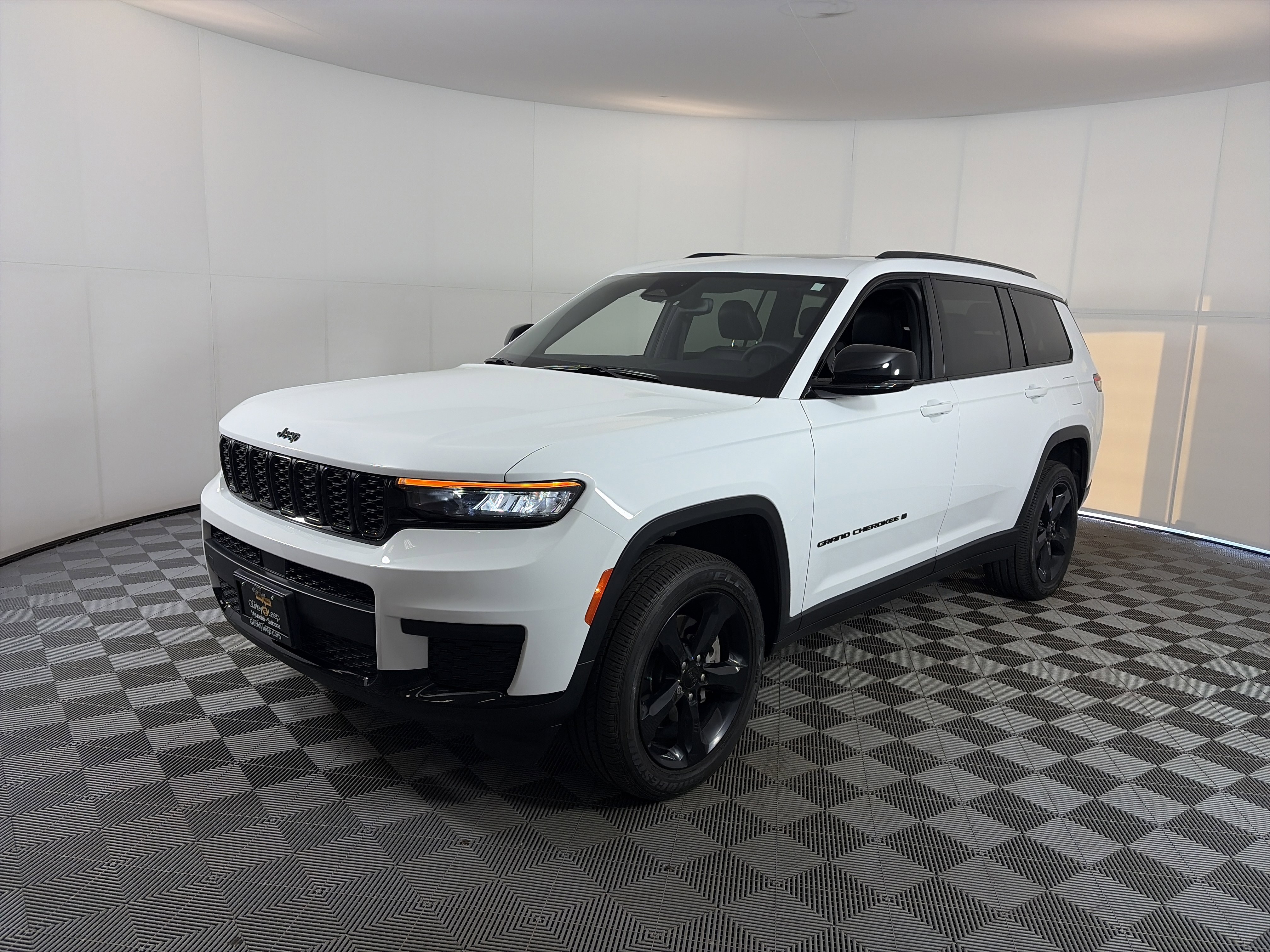 Used 2023 Jeep Grand Cherokee L Laredo image 2