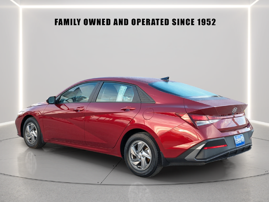 Used 2024 Hyundai Elantra SE FWD image 4