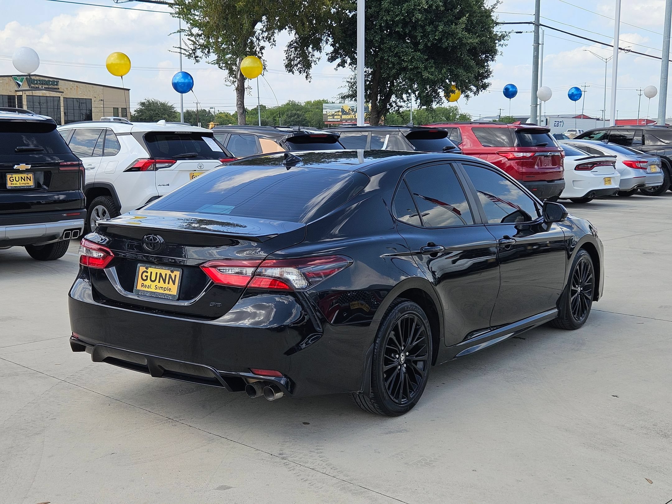 Used 2022 Toyota Camry SE FWD image 3