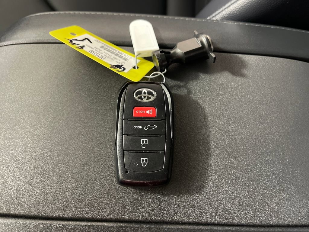 Certified 2025 Toyota Highlander XLE image 30