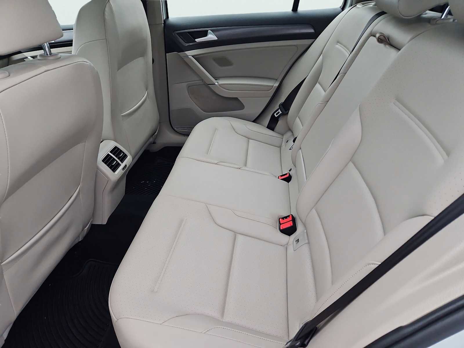 Used 2018 Volkswagen Golf SE image 31