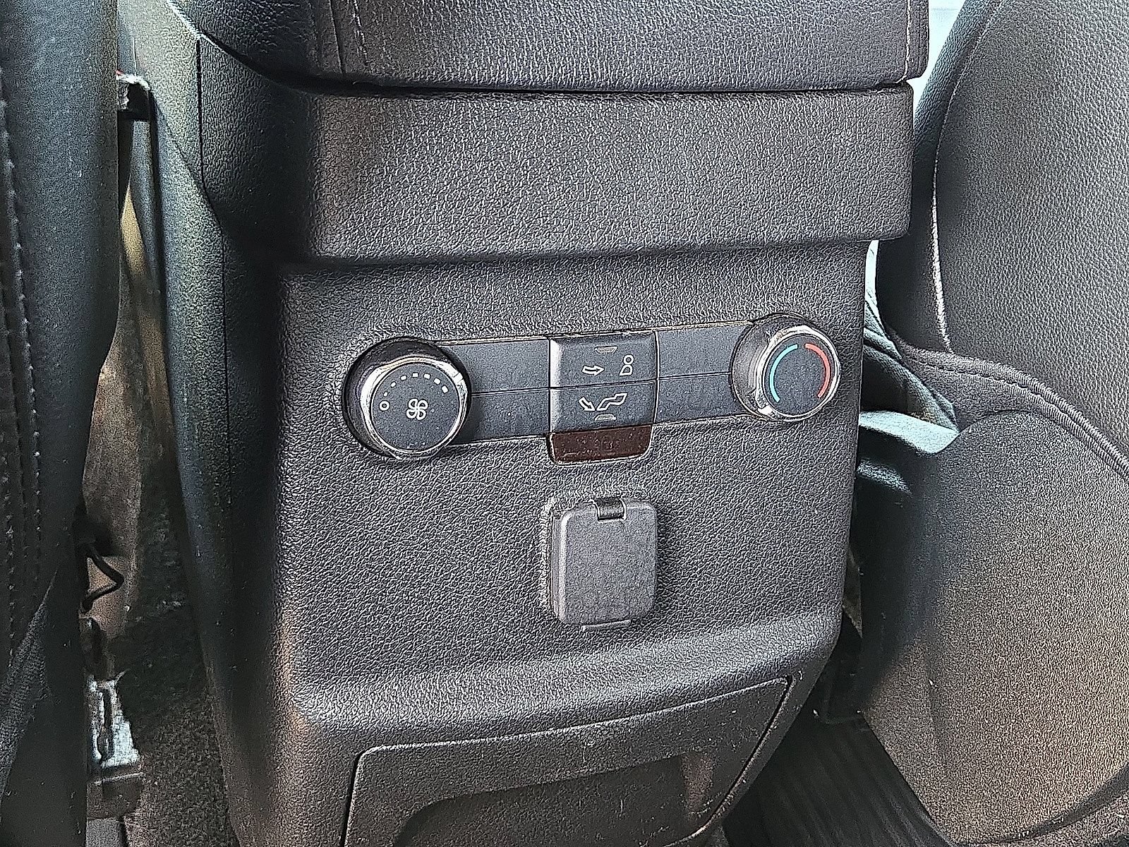 Used 2018 Ford Explorer XLT w/ Equipment Group 202A AWD/4WD image 18