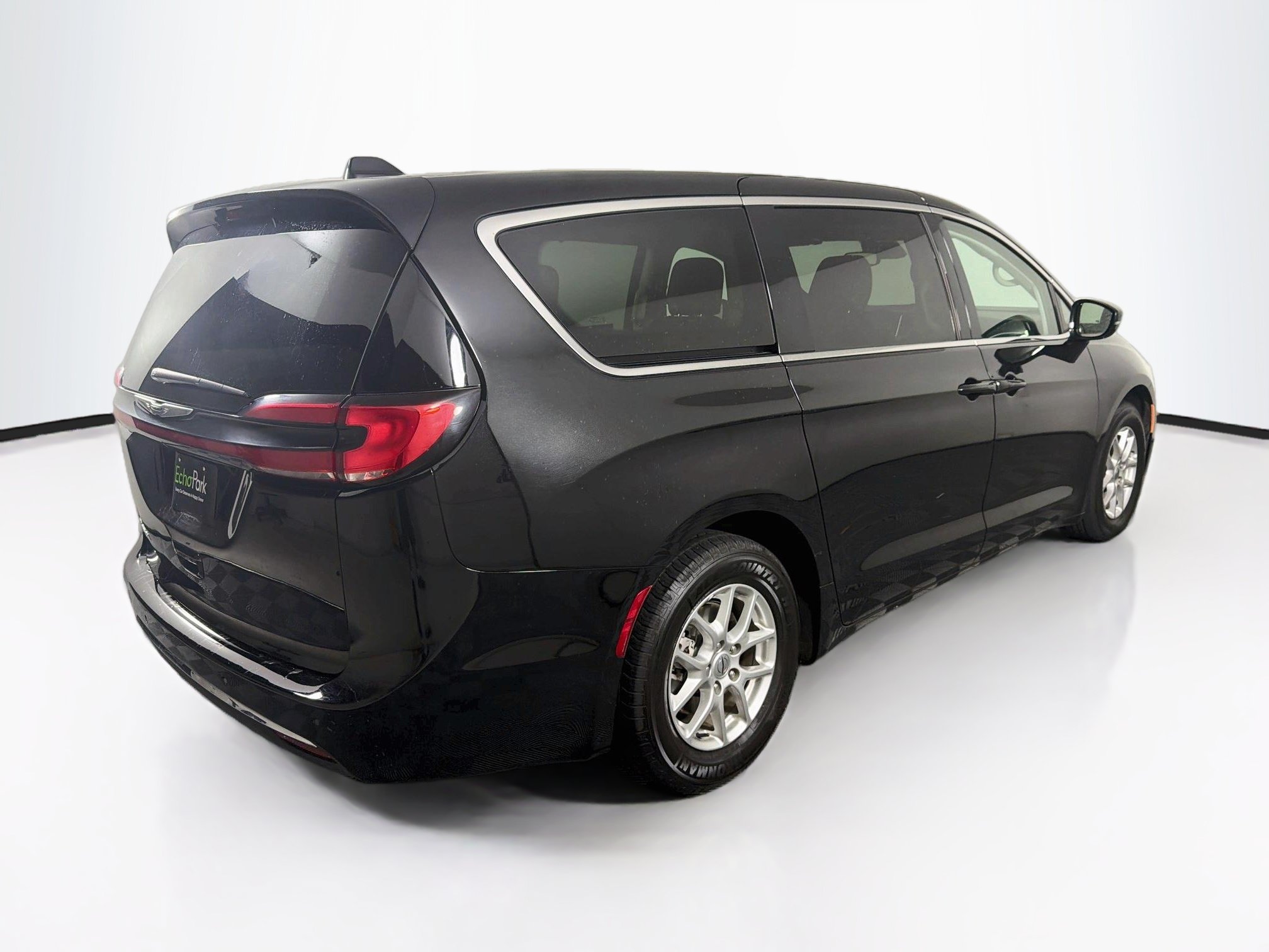 Used 2024 Chrysler Pacifica Touring-L FWD image 9