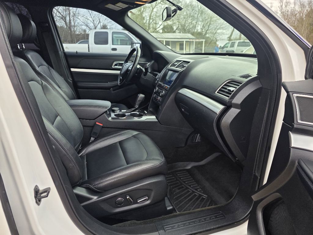 Used 2017 Ford Explorer XLT w/ Equipment Group 202A image 32