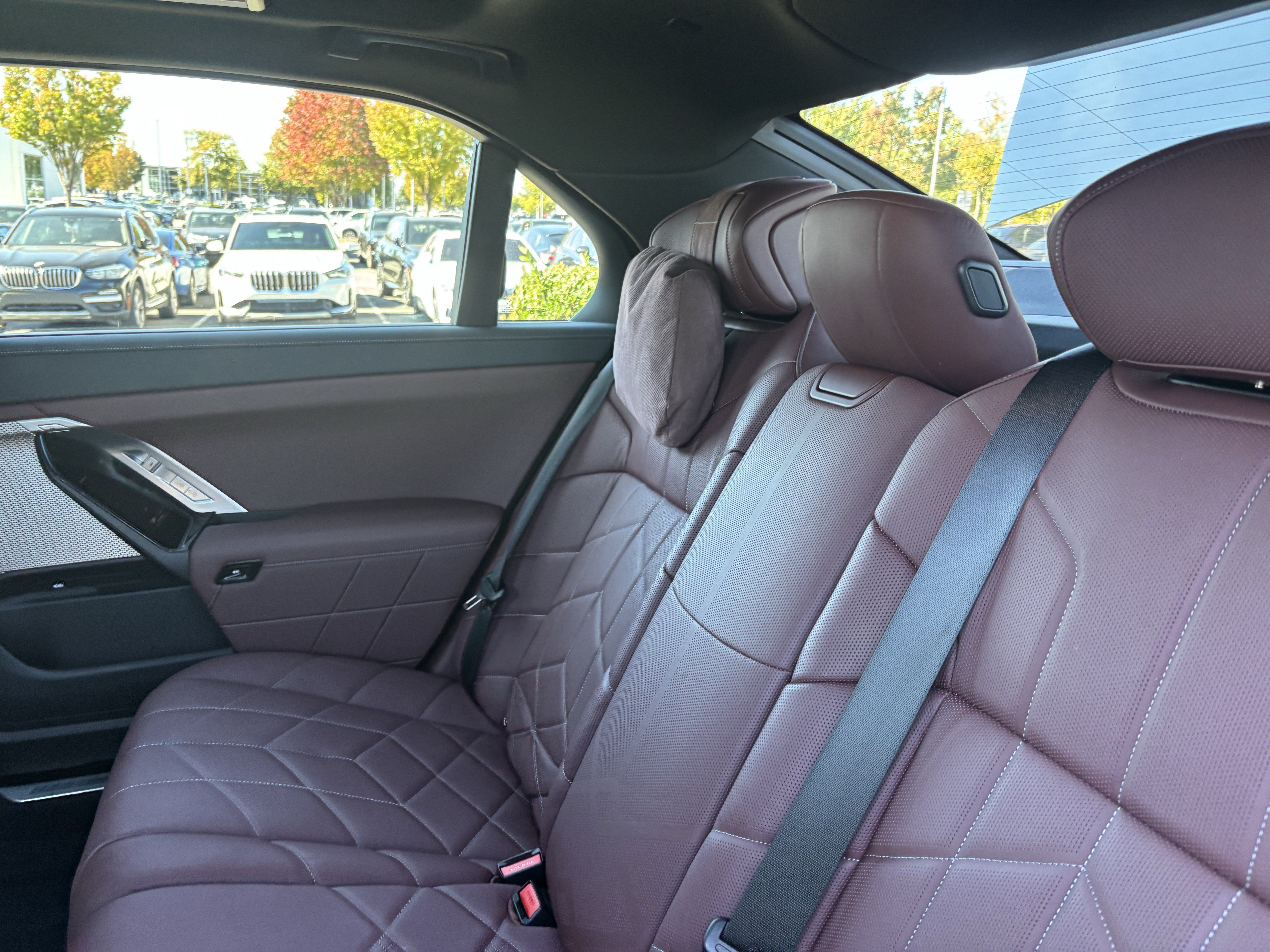 Certified 2024 BMW 750e xDrive w/ Executive Package AWD/4WD image 31
