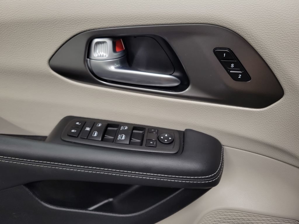 Used 2024 Chrysler Pacifica Touring-L FWD image 27