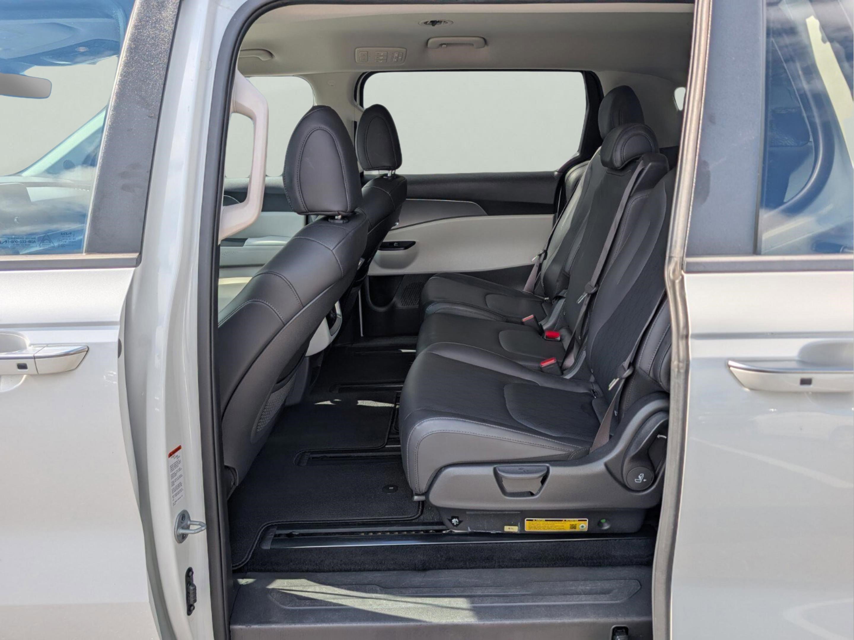 Certified 2024 Kia Carnival LX image 31